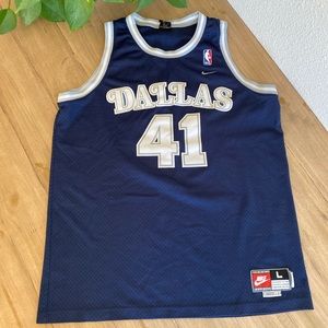Nike Men’s Dirk Nowitzki Mavericks Jersey
